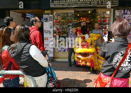 HONG KONG CA. FEBRUAR 2017. In China durchgeführt, der traditionellen Löwentanz ist gleichbedeutend mit Chinese New Year und dient zum Antrieb Weg schlecht sp Stockfoto