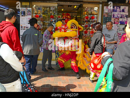 HONG KONG CA. FEBRUAR 2017. In China durchgeführt, der traditionellen Löwentanz ist gleichbedeutend mit Chinese New Year und dient zum Antrieb Weg schlecht sp Stockfoto