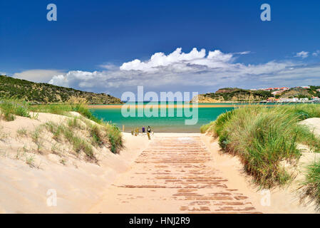 Portugal: Weg und Blick auf sand Strand Praia da Concha de Sao Martinho do Porto Stockfoto