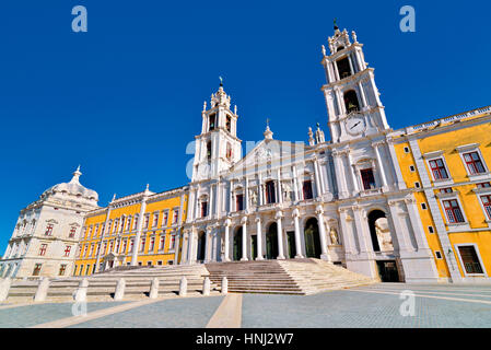 Portugal: Frontansicht des Nationalen Palastmuseums in Mafra Stockfoto