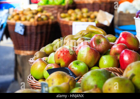 Frische Äpfel auf dem Display an einem Obststand der Borough Market in London Stockfoto