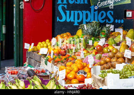 Frisches Obst auf dem Display an Borough Market, London Stockfoto