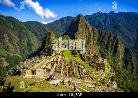 Blick auf die verlorene Inka-Stadt Machu Picchu in der Nähe von Cusco, Peru. Machu Picchu ist eine peruanische historische Heiligtum. Im Vordergrund sind Menschen zu sehen. Stockfoto