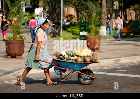 SATA Cruz, Bolivien - September 07: Indigene Native American aus Bolivien Verkauf von Obst aus der Schubkarre auf den Straßen der Stadt Santa Cruz Stadt im September Stockfoto