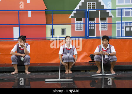 Drei thailändische Putzfrauen auf Rest Pause in Bakgkok, Thailand, Asien Stockfoto