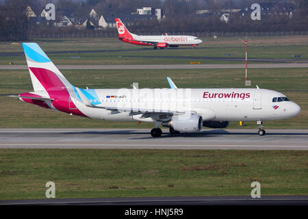 Düsseldorf, Deutschland - 29. Februar 2016: Eurowings und Air Berlin Flugzeuge am Düsseldorfer Flughafen (DUS) in Deutschland. Eurowings und Air Berlin angekündigt Stockfoto