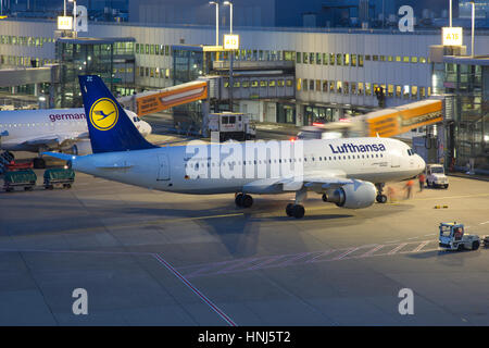 Düsseldorf, Deutschland - 29. Februar 2016: A Lufthansa Airbus A320 mit der Registrierung D-AIZC bei der Flughafen Düsseldorf (DUS). Lufthansa ist die größte ai Stockfoto