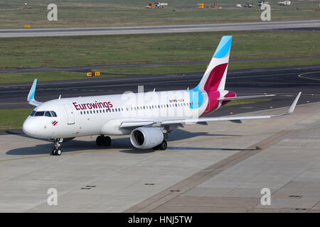 Düsseldorf, Deutschland - 29. Februar 2016: A Eurowings Airbus A320 mit der Registrierung D-AIZV taxis an der Flughafen Düsseldorf (DUS). Eurowings ist ein deutscher Stockfoto