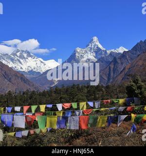 Herbsttag im Everest-Nationalpark. Schneebedeckte Berge, Lhotse und Ama Dablam. Gebetsfahnen. Stockfoto