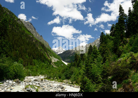 Blick auf den Kaukasus auf der Durchreise nach der Strömung-Gletscher Stockfoto