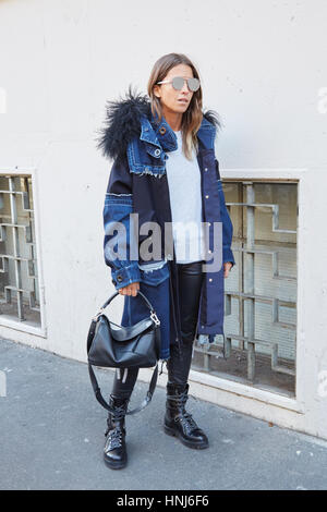 Mailand - Januar 16: Frau mit schwarzer Loewe Tasche und blaue Jeans Mantel vor N 21 Modenschau, Milan Fashion Week Streetstyle am 16. Januar 2017 in Mi Stockfoto