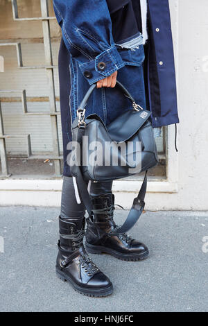 Mailand - Januar 16: Frau mit Loewe schwarz Ledertasche und Stiefel vor N 21 Modenschau, Milan Fashion Week Streetstyle am 16. Januar 2017 in Mila Stockfoto