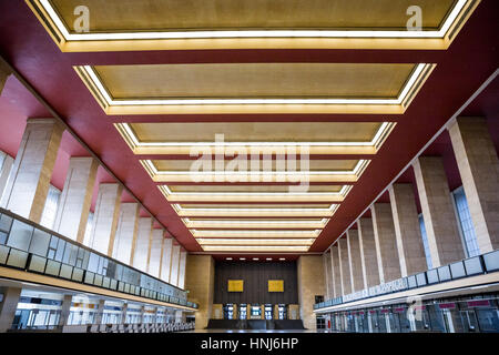 Blick auf die Ankünfte und Abflüge Haupthalle im Tempelhof Airport, Berlin, Deutschland. Stockfoto