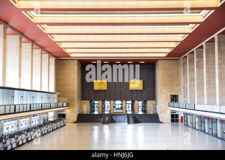 Blick auf die Ankünfte und Abflüge Haupthalle im Tempelhof Airport, Berlin, Deutschland. Stockfoto