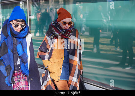 Frauen in blau und Orange vor Giorgio Armani Fashion Show in Mailand Fashion Week Streetstyle am 17. Januar 2017 in Mailand Stockfoto