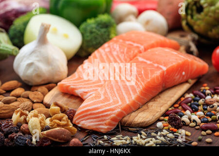 Zwei rohe Lachsfilets auf hölzernen Hintergrund Stockfoto