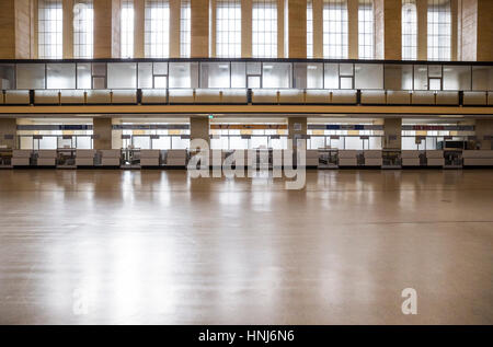 Check-in Schalter im Flughafen Tempelhof, Berlin, Deutschland. Stockfoto