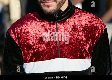 Mann mit rotem und schwarzem Samt Vlies vor Dirk Bikkembergs-Show, Milan Fashion Week Streetstyle am 15. Januar 2017 Mode Stockfoto