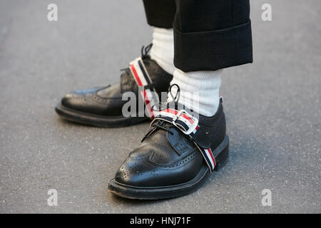 Mann mit schwarzen Englisch Lederschuhe mit Gürtel vor Salvatore Ferragamo Modenschau, Milan Fashion Week Streetstyle am Januar Stockfoto
