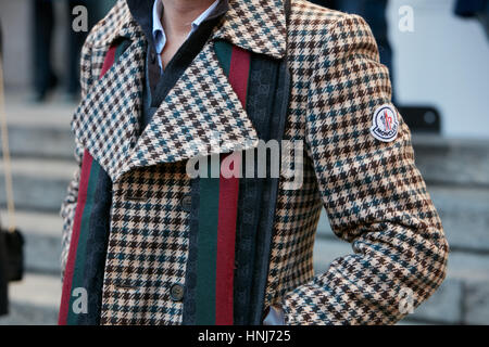 Mann mit Moncler Mantel und Gucci Schal vor Salvatore Ferragamo Modenschau, Milan Fashion Week Streetstyle am 15. Januar 2017. Stockfoto