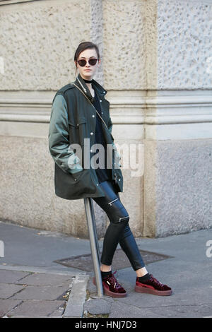 Topmodel Greta Varlese bevor Salvatore Ferragamo Modenschau, Milan Fashion Week Streetstyle am 15. Januar 2017 in Mailand. Stockfoto