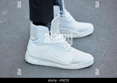 Mann mit weißen Yohji Yamamoto Sneakers vor N 21 Modenschau, Milan Fashion Week Streetstyle am 16. Januar 2017 in Mailand. Stockfoto