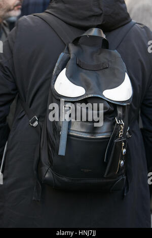 Mann mit schwarzen Givenchy Rucksack vor N 21 Modenschau, Milan Fashion Week Streetstyle am 16. Januar 2017 in Mailand. Stockfoto