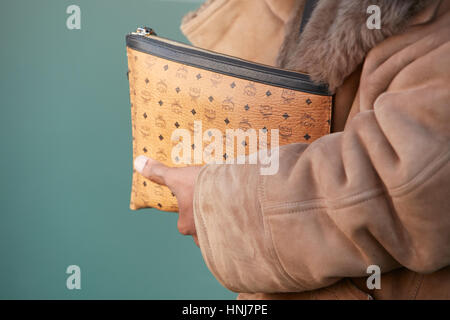 Mann mit braunen MCM Tasche bevor Etro Modenschau, Milan Fashion Week Streetstyle am 16. Januar 2017 in Mailand. Stockfoto