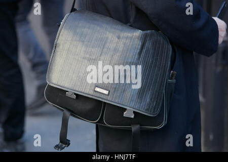 Mann mit Paul Smith schwarz Ledertasche bevor Etro Modenschau, Milan Fashion Week Streetstyle am 16. Januar 2017 in Mailand. Stockfoto