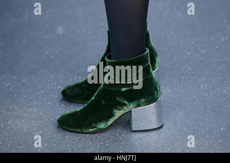 Frau mit grünem Samt Stiefel mit Spiegel Ferse bevor MSGM Modenschau, Milan Fashion Week Streetstyle am 16. Januar 2017 in Mailand. Stockfoto