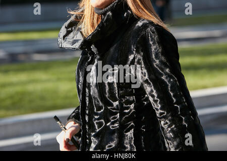 Frau mit schwarzen glänzenden Pelz vor Giorgio Armani-Modenschau, Milan Fashion Week Streetstyle am 17. Januar 2017 in Mailand. Stockfoto