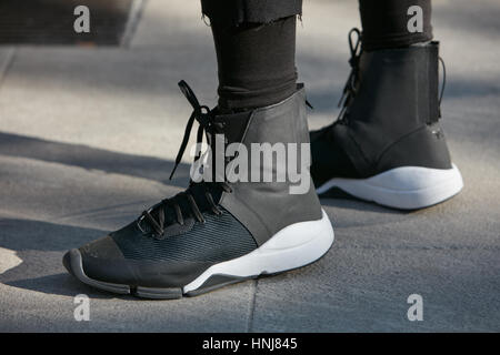 Mann mit Yohji Yamamoto Schuhe vor Giorgio Armani-Modenschau, Milan Fashion Week Streetstyle am 17. Januar 2017 in Mailand. Stockfoto