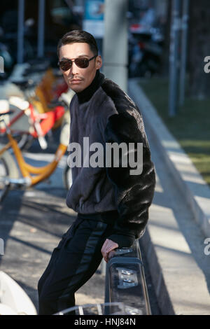 Mann mit Fell Pullover vor Giorgio Armani-Modenschau, Milan Fashion Week Streetstyle am 17. Januar 2017 in Mailand. Stockfoto