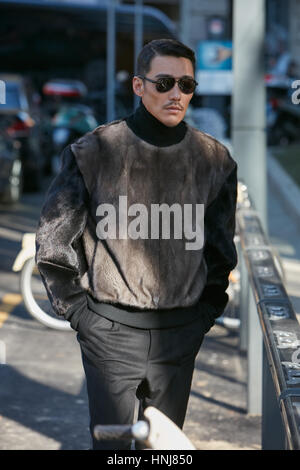 Mann mit Fell Pullover vor Giorgio Armani-Modenschau, Milan Fashion Week Streetstyle am 17. Januar 2017 in Mailand. Stockfoto