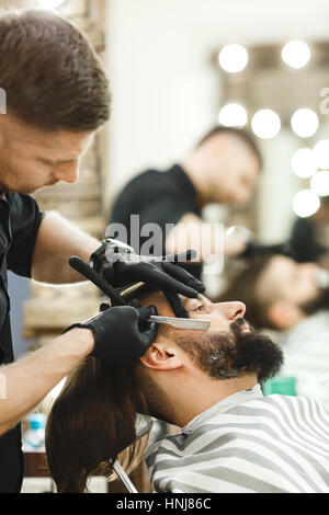 Barber, so dass Bart Form für den Menschen Stockfoto