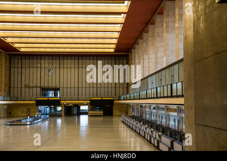 Blick auf die Ankünfte und Abflüge Haupthalle im Tempelhof Airport, Berlin, Deutschland. Stockfoto