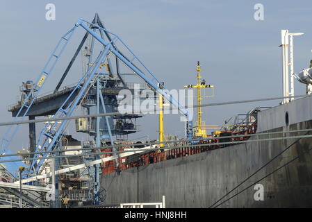 Lorient, Frankreich - 16. Dezember 2016: Details der Verladearme auf Land/Schiff an Bord der motor Tanker "Sea Ray" bei Operationen in der Öl-Terminal Stockfoto