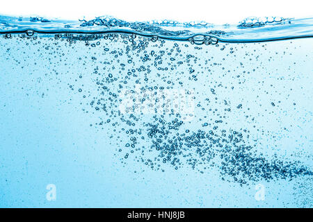 Viele Luftblasen im Wasser nahe zu abstrahieren, Wasserwelle mit bubbles Stockfoto