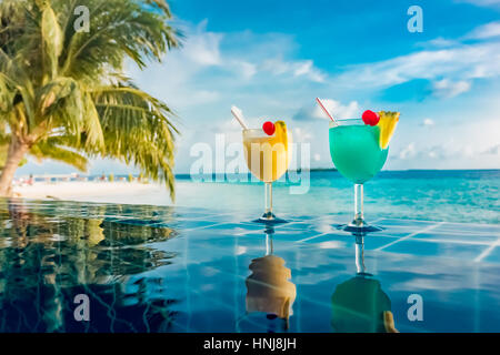 Cocktail am Pool auf dem Hintergrund des Indischen Ozeans, Malediven. Stockfoto