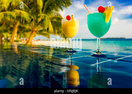 Cocktail am Pool auf dem Hintergrund des Indischen Ozeans, Malediven. Stockfoto