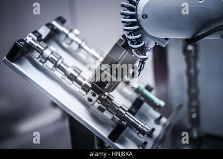 Metallbearbeitung CNC-Fräsmaschine. Modernen Metallverarbeitung schneiden Technologie. Kleine Schärfentiefe. Warnung - authentische Aufnahmen in schwierigen condit Stockfoto