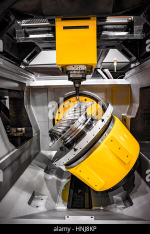 Metallbearbeitung CNC-Fräsmaschine. Modernen Metallverarbeitung schneiden Technologie. Kleine Schärfentiefe. Warnung - authentische Aufnahmen in schwierigen condit Stockfoto