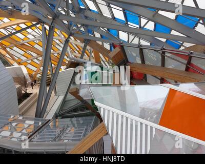 Paris, Frankreich - 15. Januar 2017: Details der modernen Architektur der Louis Vuitton Foundation. Museum für Kunst und Kulturzentrum, Paris, Frankreich Stockfoto