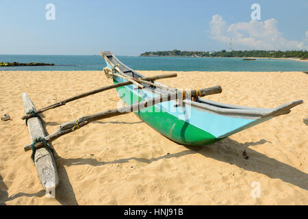 Weißer Sand und Fischerboote am Strand in Tangalle in Sri Lanzen Stockfoto