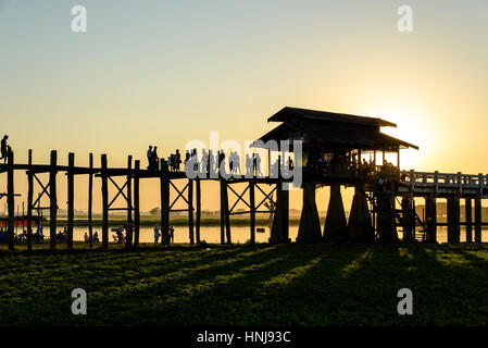 Silhouette Menschen auf U Bein Brücke bei Sonnenuntergang, Amarapura, Mandalay Region, Myanmar Stockfoto