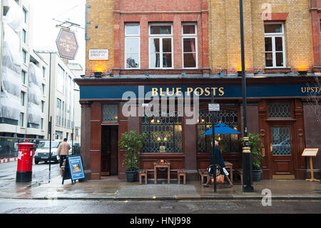 Blue Posts Pub im Londoner Stadtteil Fitzrovia Stockfoto