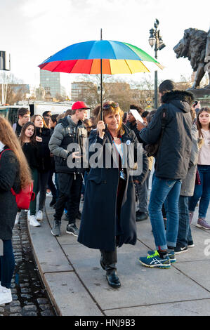 London Tourguide mit einer Gruppe von Touristen in der Nähe von Buckingham Palace Stockfoto