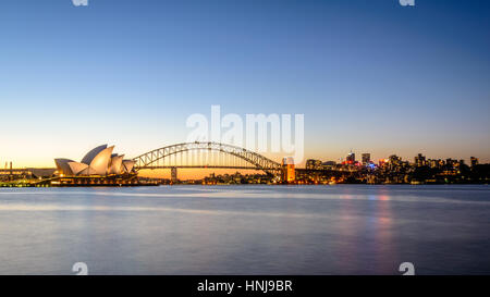 Skyline von Sydney Opera House und Harbour Bridge bei Sonnenuntergang Stockfoto