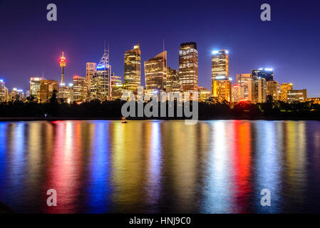 Sydney Skyline bei Nacht, Royal Botanic Garden Stockfoto