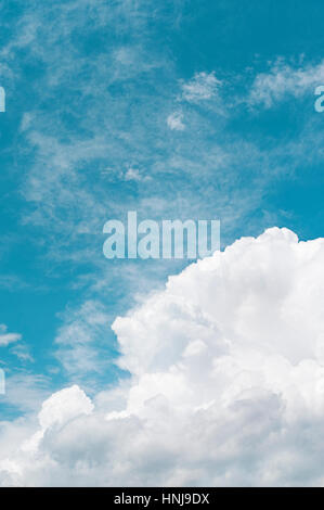 White Cloud gegen blauen Himmel Stockfoto
